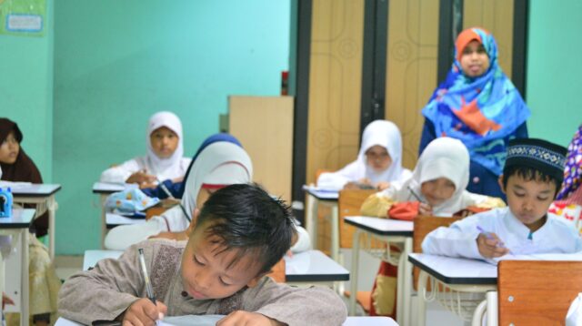 ilustrasi anak sekolah