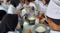 Bogasari memilih untuk mengajarkan ilmu pembuatan roti manis dan roti tawar yang dikuti para siswa kelas XI jurusan tata boga. Lama waktu 50 jam mengajar ini dibagi menjadi 5 sesi