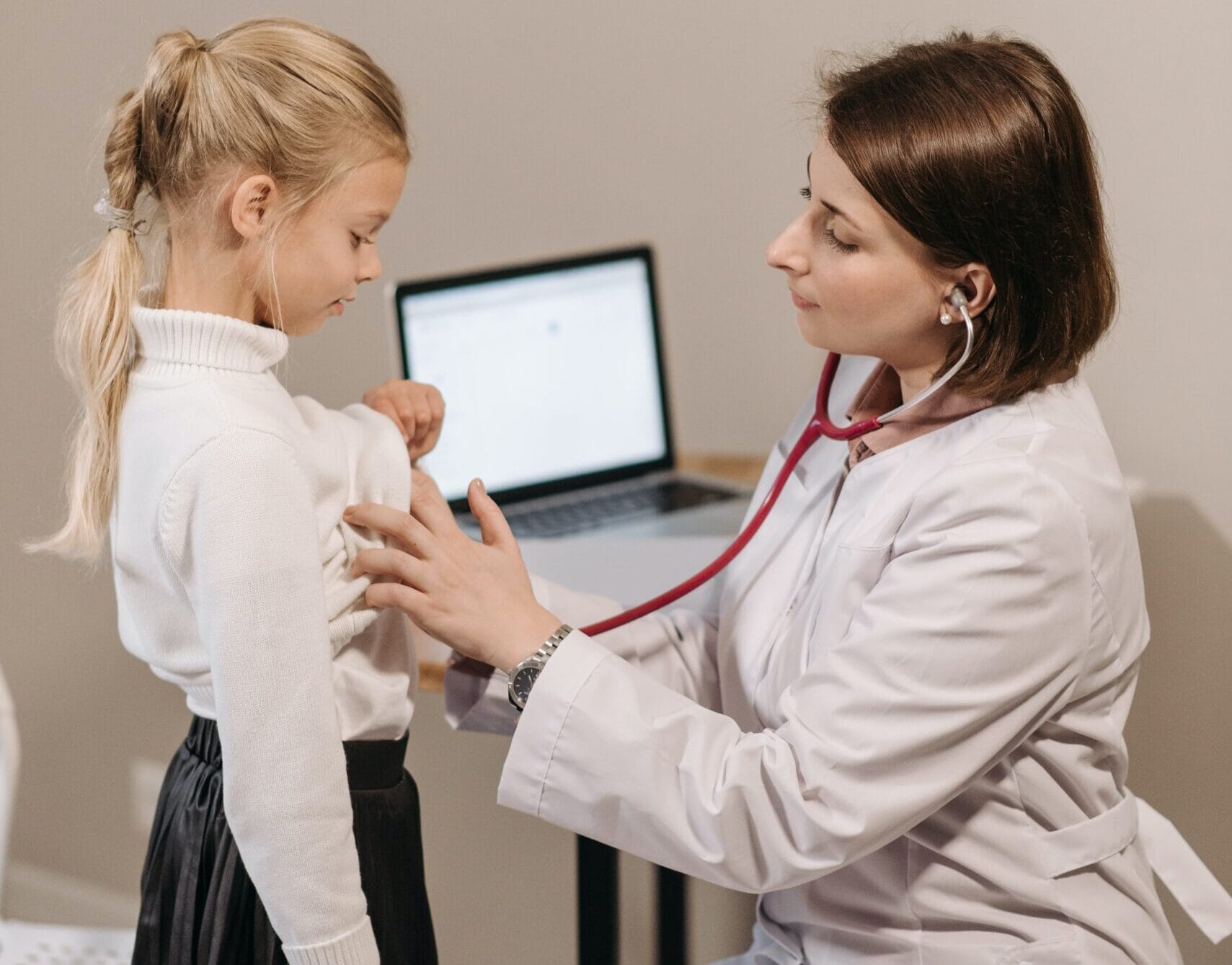 Ilustrasi. Seorang dokter meeriksa kesehatan pernafasan seorang anak dengan alat kesehatan. Foto oleh Pavel Danilyuk: