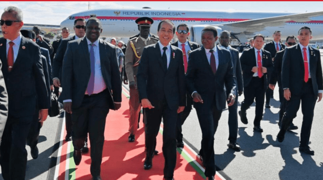 Presiden Joko Widodo tiba di Bandar Udara Internasional Jomo Kenyatta Nairobi, Republik Kenya, sekira pukul 15.15 waktu setempat (WS) atau 19.15 WIB, pada hari Minggu, 20 Agustus 2023.