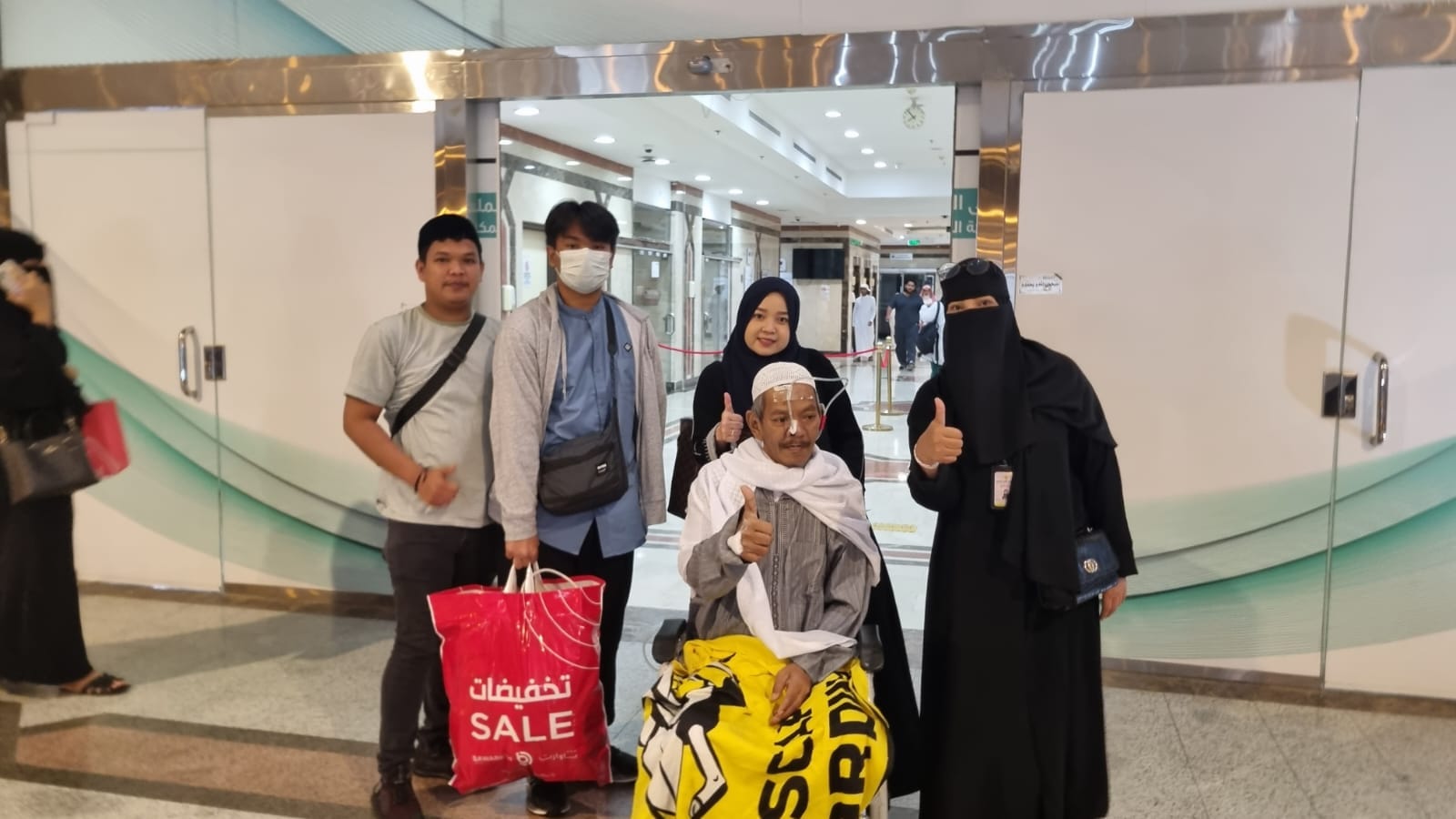 Jemaah Haji Indonesia kembali tiba di tanah air melalui bandara soekarno Hatta, Tangerang.