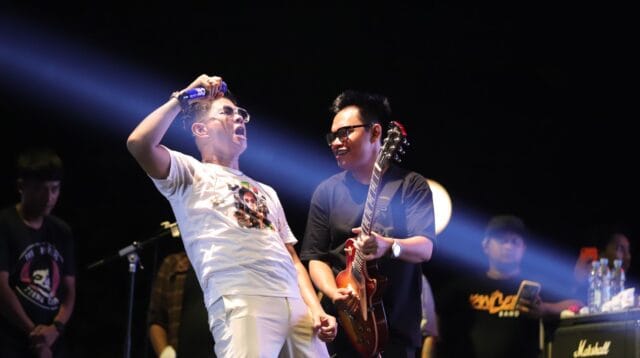 Personel Kangen Band saat menghibur ribuan penonton pada penutupan Tangerang Digital Festival 2023 di kawasan Taman Elektrik, Minggu 13 Agustus 2023 malam. Kangen Band menyapa masyarakat Kota Tangerang lewat lagu-lagu andalannya, mulai dari "Doy", "Yolanda", dan "Kembali Pulang." Foto : Ist