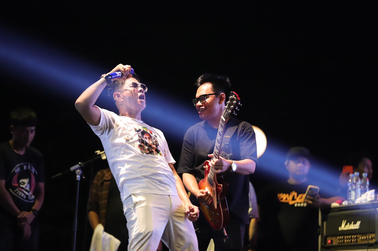 Personel Kangen Band saat menghibur ribuan penonton pada penutupan Tangerang Digital Festival 2023 di kawasan Taman Elektrik, Minggu 13 Agustus 2023 malam. Kangen Band menyapa masyarakat Kota Tangerang lewat lagu-lagu andalannya, mulai dari "Doy", "Yolanda", dan "Kembali Pulang." Foto : Ist