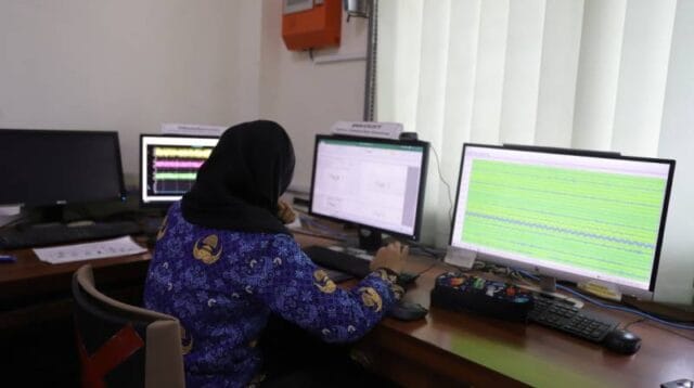 Seorang petugas BMKG di depan layar monitor memantau pergerakna status El Nino di Tangerang, Banten.
