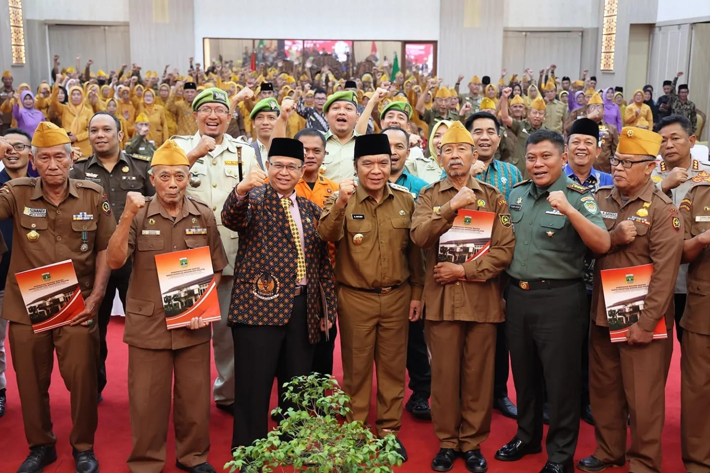 Penjabat (Pj) Gubernur Banten, Al Muktabar, mengajak semua pihak untuk menghidupkan semangat kebersamaan sebagai bentuk penghormatan terhadap para pejuang kemerdekaan.