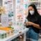 orang menggunakan masker agar terhindar dari kualitas udara yang buruk di Tangsel