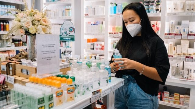 orang menggunakan masker agar terhindar dari kualitas udara yang buruk di Tangsel