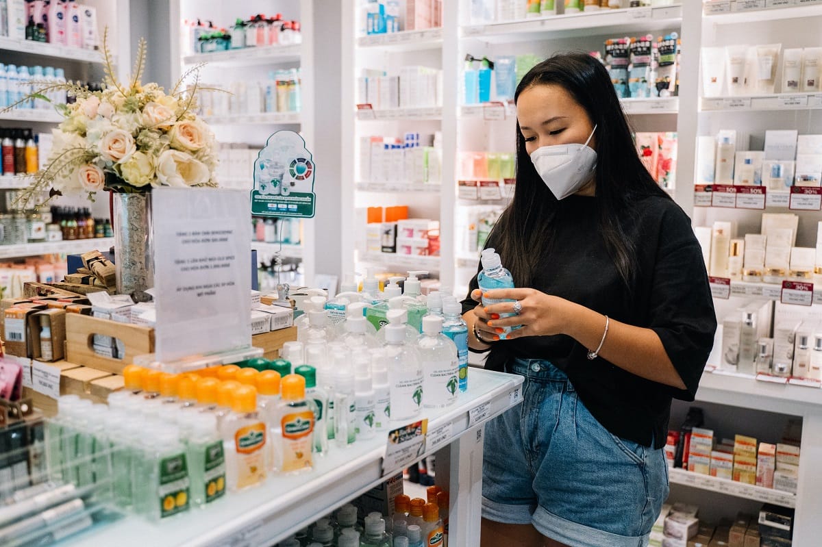 orang menggunakan masker agar terhindar dari kualitas udara yang buruk di Tangsel