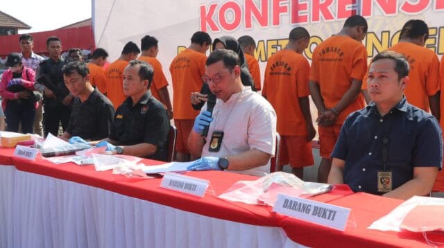 Polisi ungkap kejahatan begal sepeda motor bersenjata api yang beroperasi di Kota Tangerang.