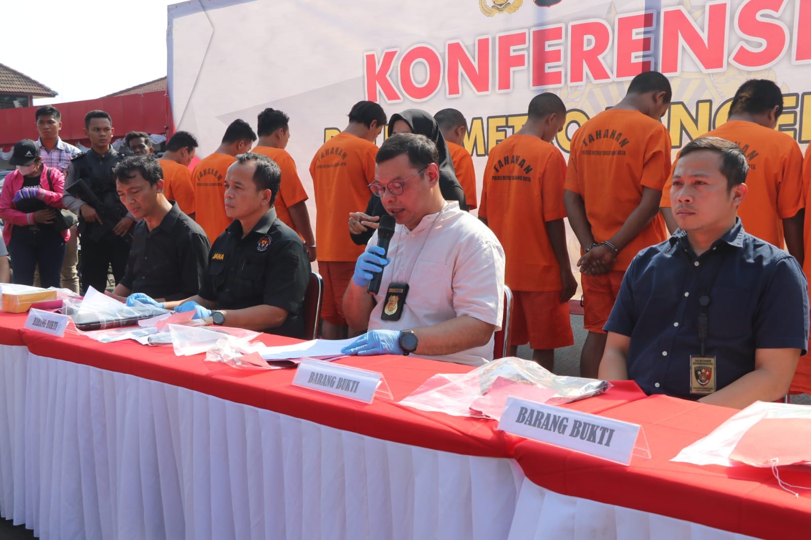 Polisi ungkap kejahatan begal sepeda motor bersenjata api yang beroperasi di Kota Tangerang.