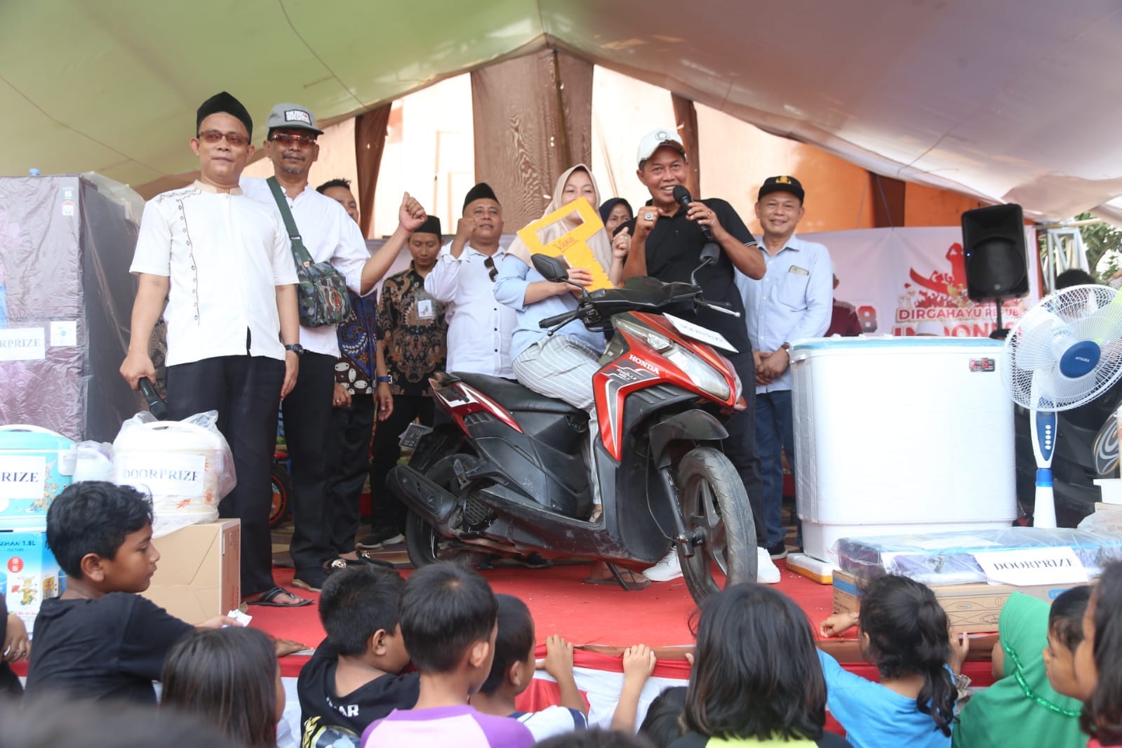 Wali Kota Serang Syafrudin hadir dalam puncak perayaan HUT Ke-78 RI di lingkungan Tanggul, Kota Serang, Sabtu 19 Agustus 2023