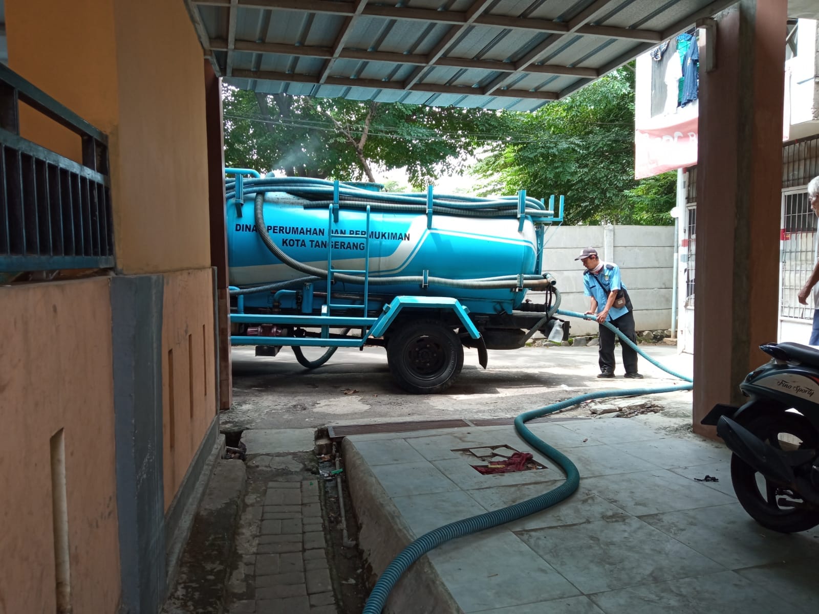 masyarakat harus menghubungi dengan menelepon melalui nomor WhatsApp 0856-9354-4445. Kuota sedot kakus gratis inj mulai tersedia mulai pukul 8 pagi.