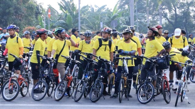 Ilustrasi. Pegawai pemkot bekerja dengan transportasi umum atau naik sepeda.