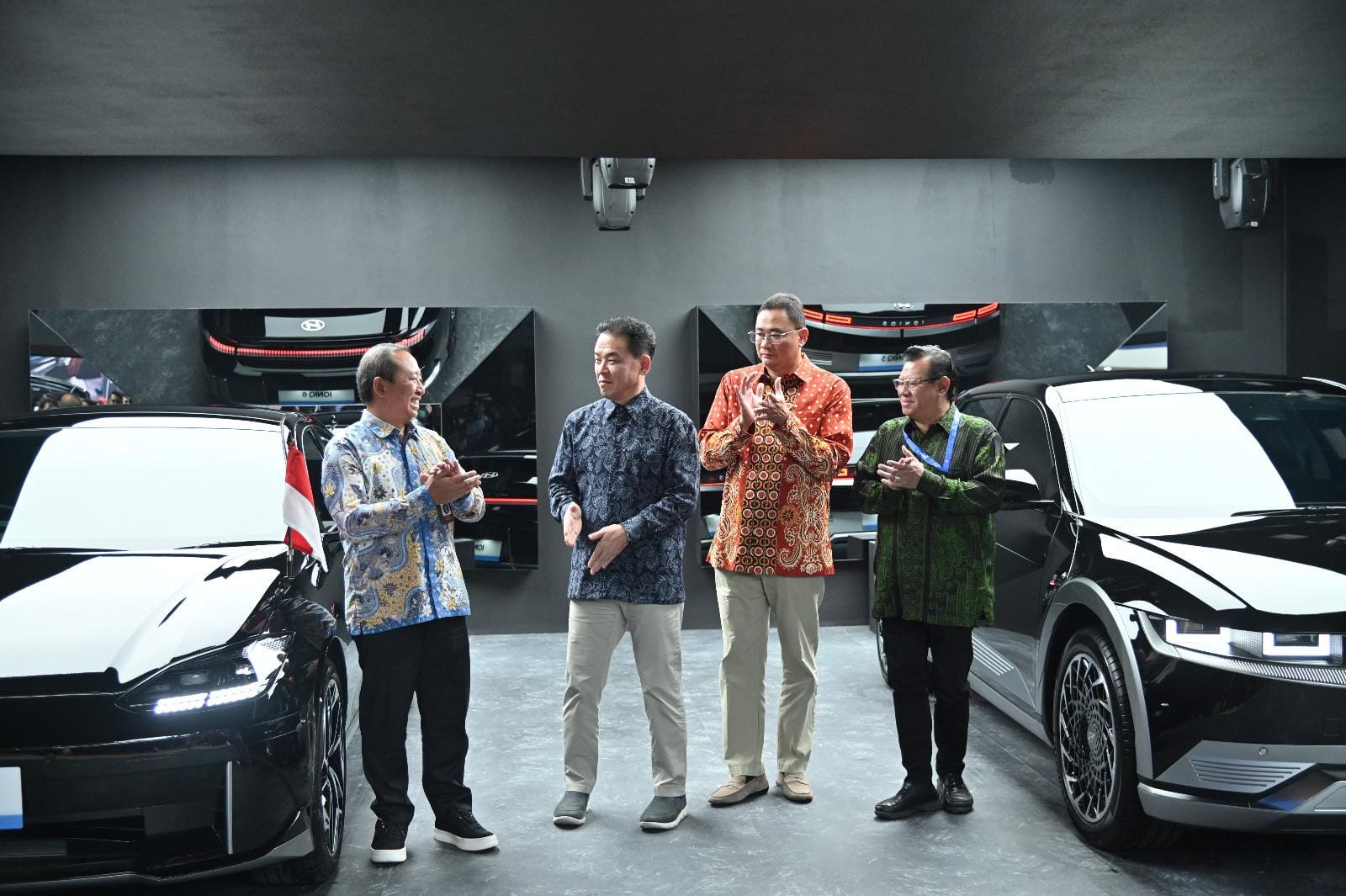 Serah terima 346 unit IONIQ 5 dan IONIQ 6 dari PT HMID ke Kemensetneg, Jumat (11/08/2023), di GIIAS 2023, Tangerang, Banten. (Foto: Humas Kemensetneg)