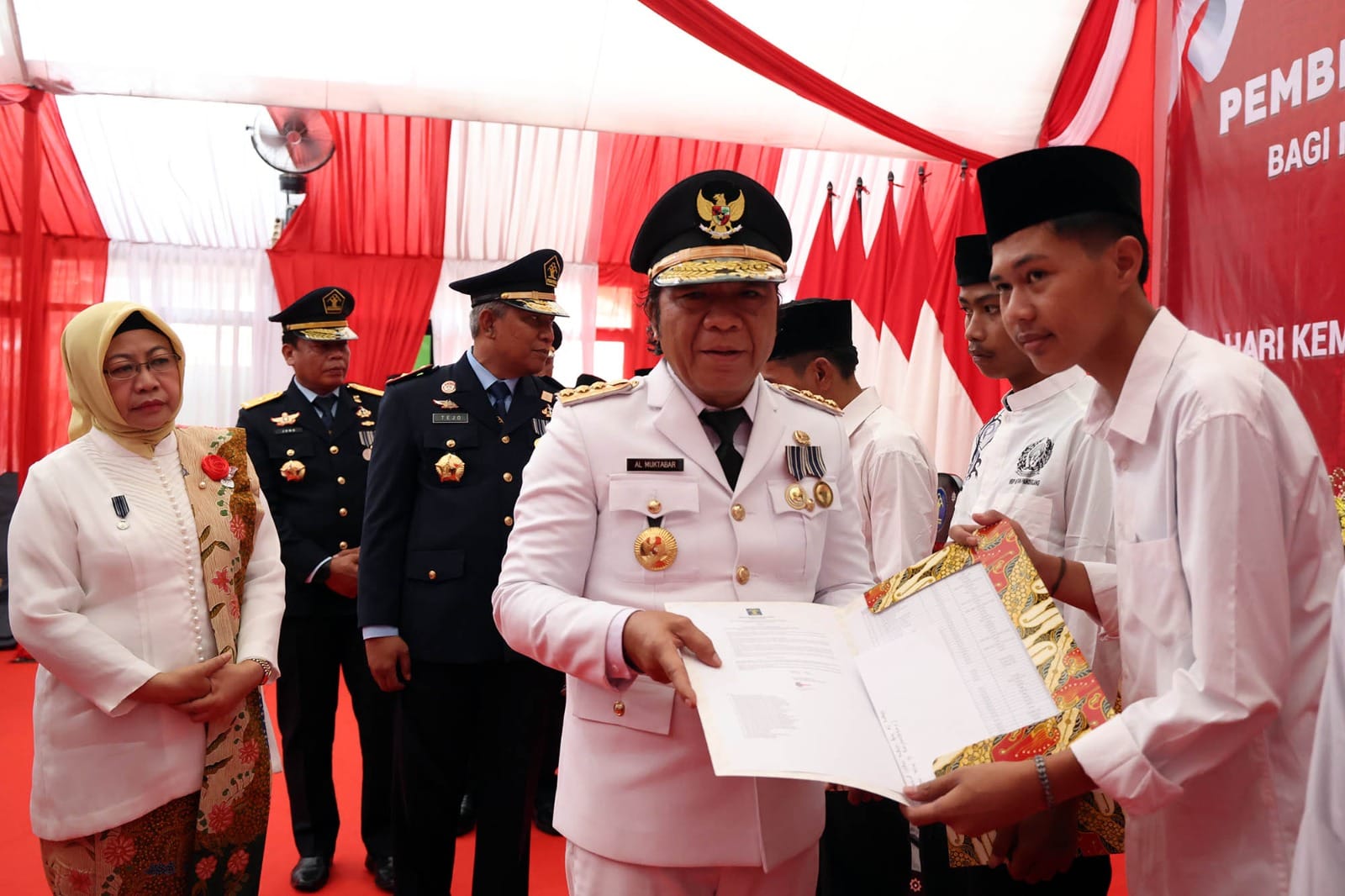 Kita harus mengambil sisi positifnya dari semua perjalanan hidup yang telah kita alami, untuk kemudian bisa dijadikan sebuah pelajaran untuk perbaikan