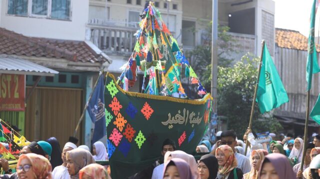 Dewan Kemakmuran Masjid (DKM) Al-Ittihad kembali menggelar kegiatan tradisional "Ngarak Perahu Muludan" dalam rangka memperingati Maulid Nabi Muhammad SAW. Foto : Ist