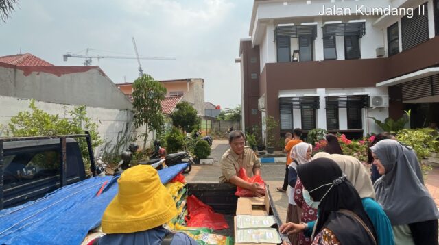 Warga saat mendatangi lokasi gerakan pangan murah. Foto : Ist