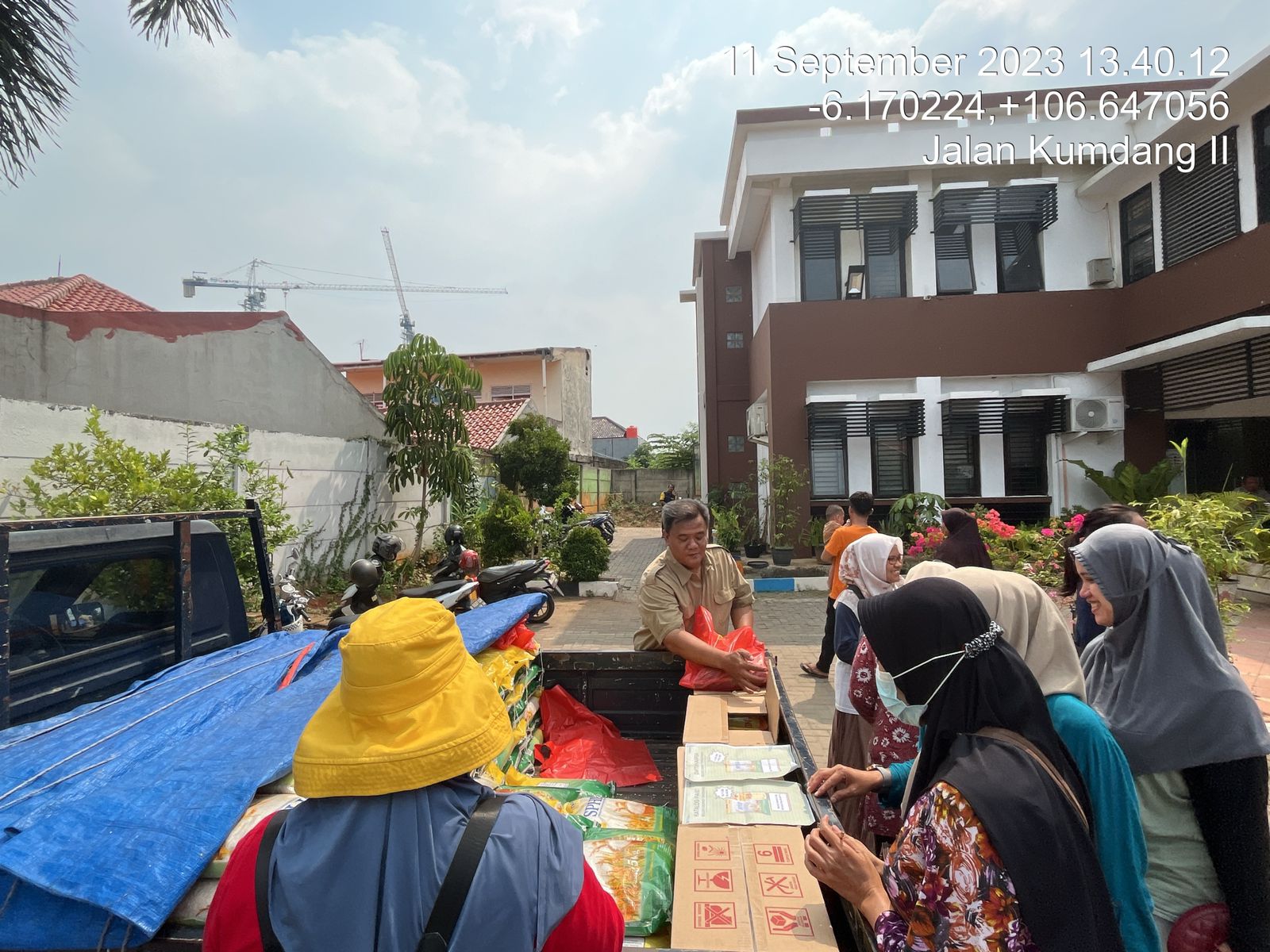 Warga saat mendatangi lokasi gerakan pangan murah. Foto : Ist