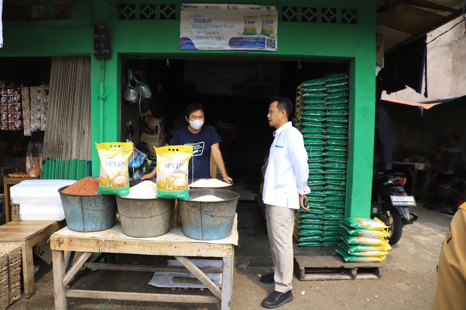 Penjual beras di Pasar Anyar, Tangerang. Ist