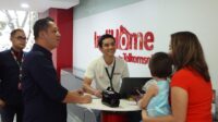 Direktur Sales Telkomsel Adiwinahyu B Sigit didampingi Riki A. Setiawan GM Consumer Sales Telkomsel Region Western Jabotabek melayani pelanggan di GraPARI Telkom Group BSD di Hari Pelanggan Nasional.