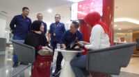 Adiwinahyu B. Sigit Direktur Sales Telkomsel bersama tim menyapa pelanggan yang berkunjung di GraPARI Telkom Group BSD.
