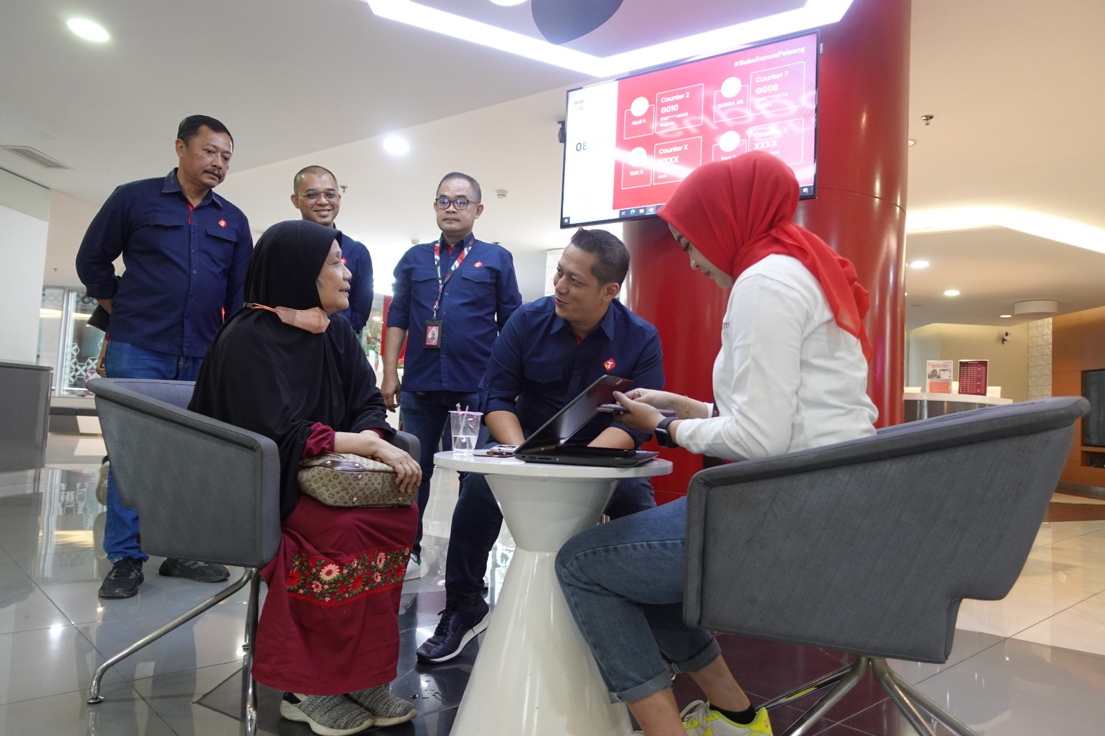 hari pelanggan nasional Adiwinahyu B. Sigit Direktur Sales Telkomsel bersama tim menyapa pelanggan yang berkunjung di GraPARI Telkom Group BSD.