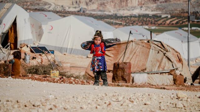 Seorang anak berdiri di kawasan pengungsian di Palestina. FOTO : oleh Ahmed akacha: