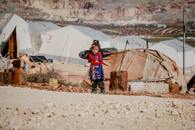 Seorang anak berdiri di kawasan pengungsian di Palestina. FOTO : oleh Ahmed akacha: