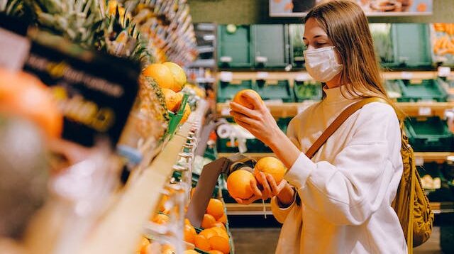 Ilustrasi. Warga menggunakan masker antisipasi penularan Covid19. Foto oleh Anna Shvets: