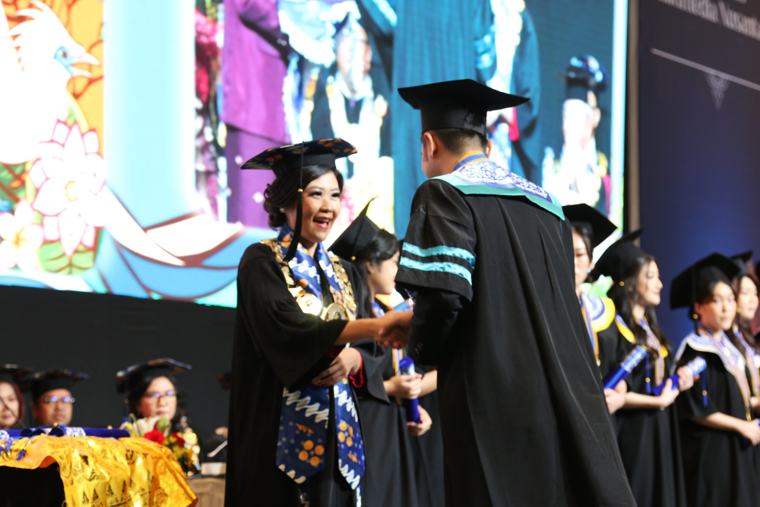 Friska Natalia selaku Wakil Rektor bidang Akademik saat melantik wisudawan terbaik