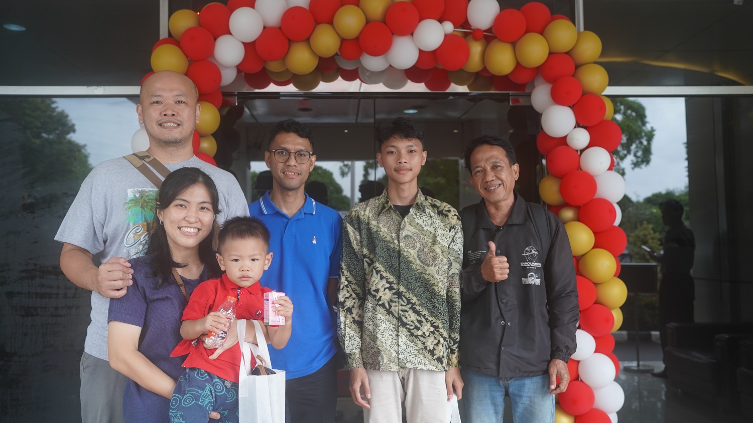 Imigrasi Soekarno Hatta Bagikan Paspor Gratis Memeriahkan HBI ke-74