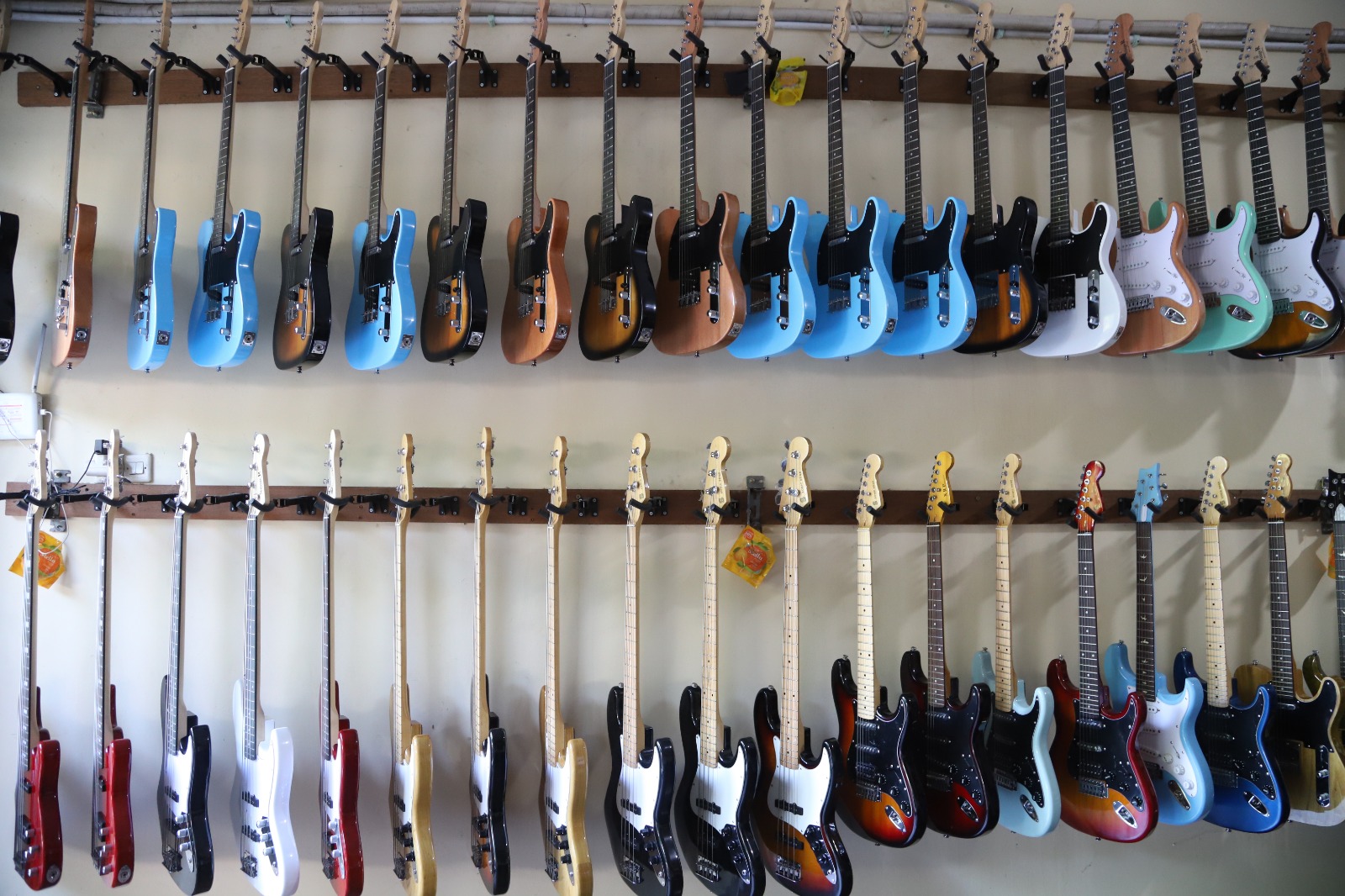 Cari Gitar di Tangerang Bisa ke Toko Gitar Junaidi Karo Karo