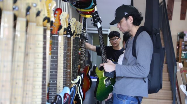 Cari Gitar di Tangerang Bisa ke Toko Gitar Junaidi Karo Karo