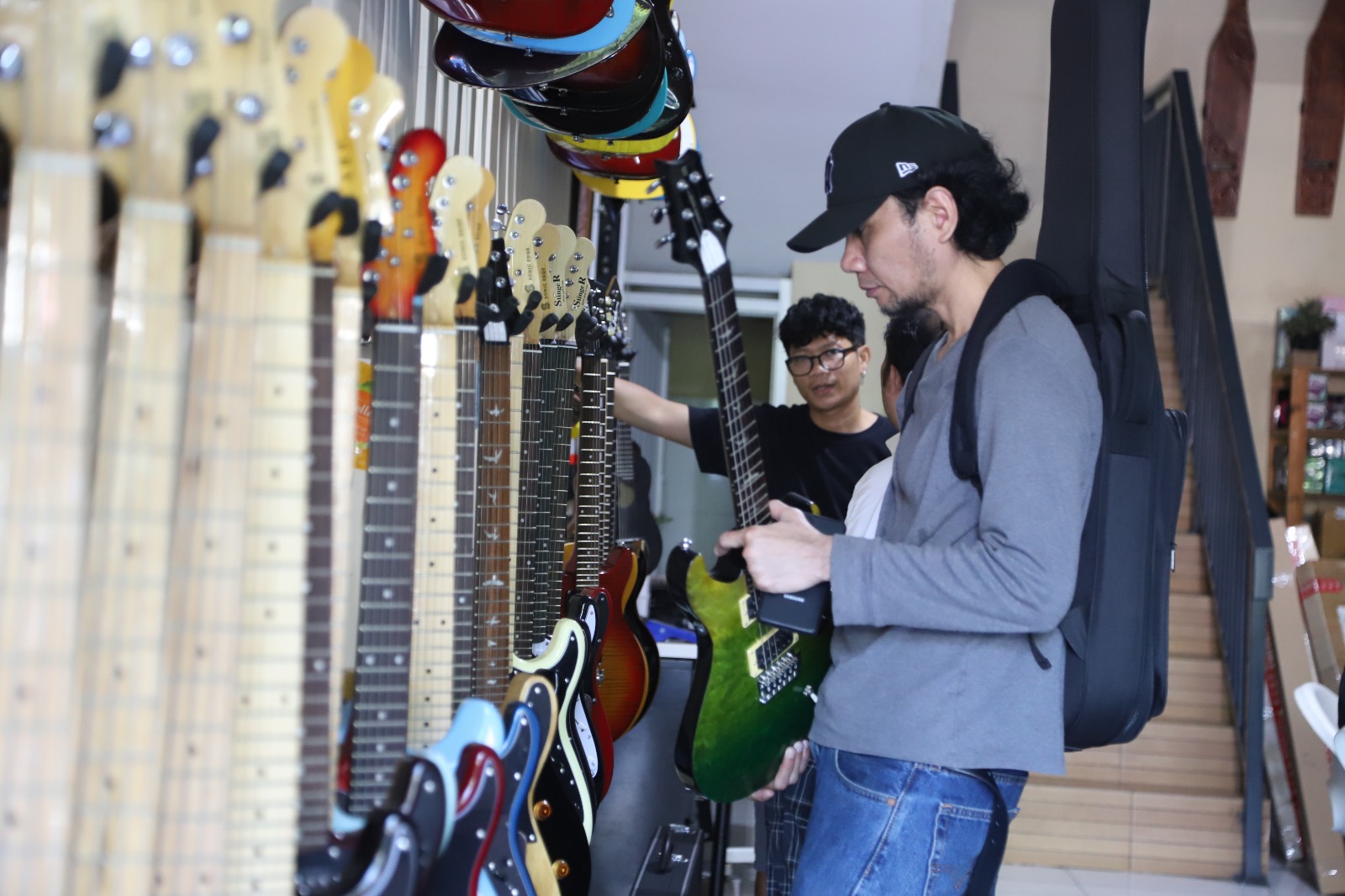 Cari Gitar di Tangerang Bisa ke Toko Gitar Junaidi Karo Karo
