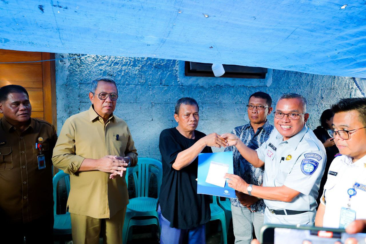 Benyamin Serahkan Santunan Kematian Jasa Raharja Korban Kecelakaan Bus di Tol Cipali