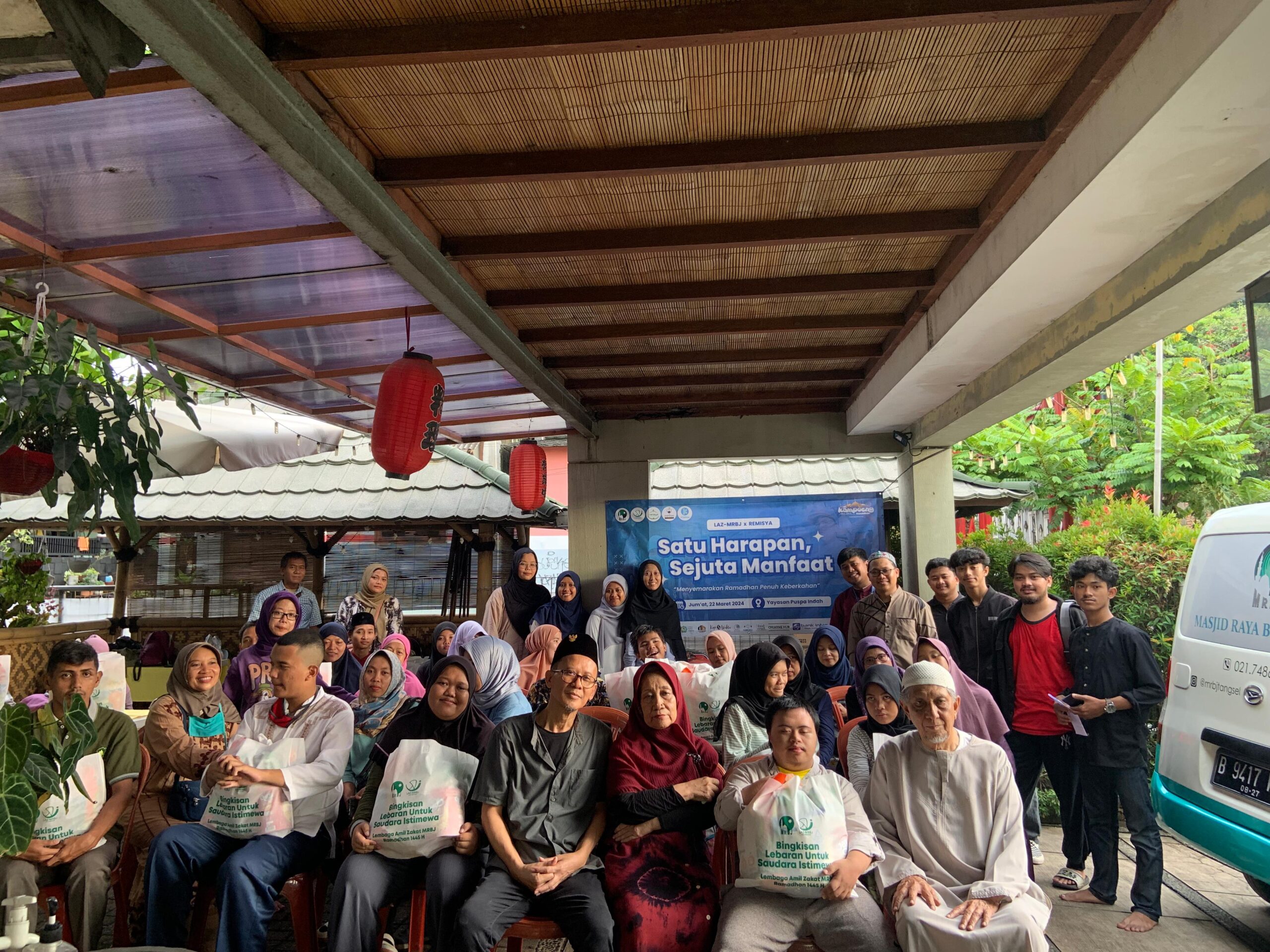 Masjid Raya Bintaro Jaya Beri Santunan ke Penyandang Disabilitas