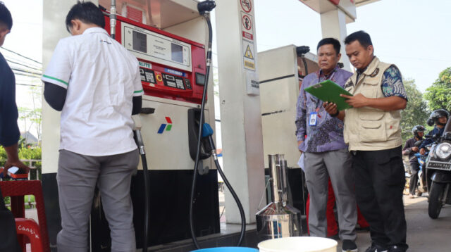 Jelang Arus Mudik Sejumlah Alat Ukur SPBU Diperiksa Petugas