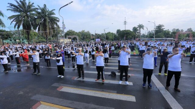 LAUNCHING SENAM HAJI BAGI JAMAAH HAJI REGULER TAHUN 1445 H - 2024 M - PJ WALIKOTA2 (1)
