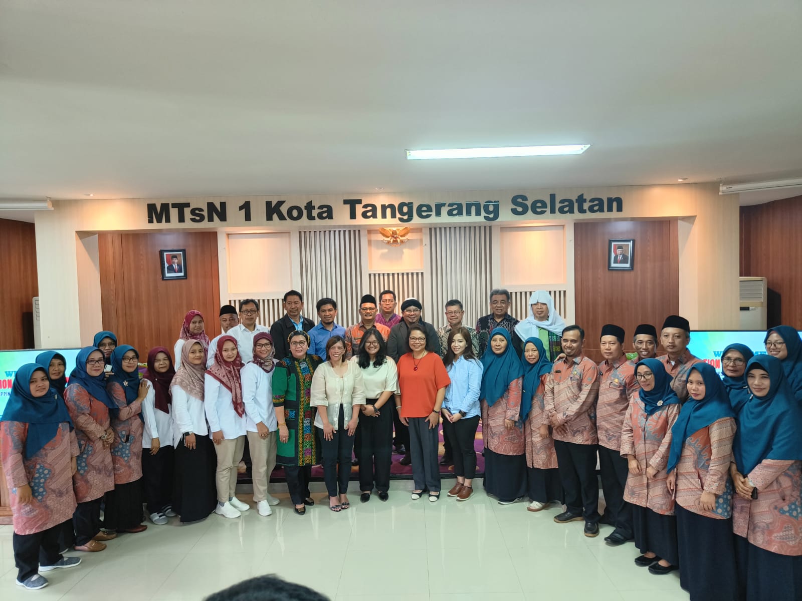 MTsN 1 Kota Tangerang Selatan menerima kunjungan 26 pejabat Dinas Pendidikan Philipina pada Selasa, 30 April 2024.