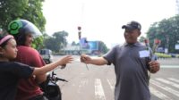 Kepala Dinas Ketenagakerjaan (Disnaker) Kota Tangerang Ujang Hendra bagi-bagi bunga mawar bersama serikat buruh dan serikat pekerja, Rabu (1/5/24). Pada moment ini, Disnaker menggelar sederet rangkaian. Mulai dari senam bersama Forkopimda di Taman Elektrik, Puspem Kota Tangerang yang diikuti Pj Wali Kota Tangerang Nurdin, Sekda Kota Tangerang Herman Suwarman, Kapolres Metro Tangerang Kota Kombes Pol Zain Dwi Nugroho dan para perwakilan serikat buruk dan serikat pekerja.