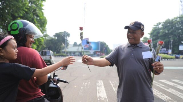 Kepala Dinas Ketenagakerjaan (Disnaker) Kota Tangerang Ujang Hendra bagi-bagi bunga mawar bersama serikat buruh dan serikat pekerja, Rabu (1/5/24). Pada moment ini, Disnaker menggelar sederet rangkaian. Mulai dari senam bersama Forkopimda di Taman Elektrik, Puspem Kota Tangerang yang diikuti Pj Wali Kota Tangerang Nurdin, Sekda Kota Tangerang Herman Suwarman, Kapolres Metro Tangerang Kota Kombes Pol Zain Dwi Nugroho dan para perwakilan serikat buruk dan serikat pekerja.