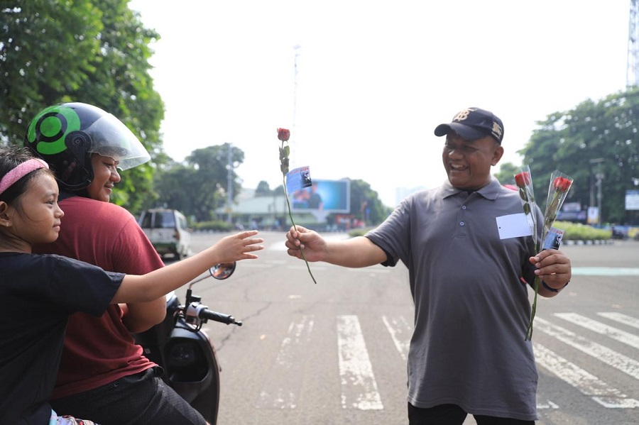 Kepala Dinas Ketenagakerjaan (Disnaker) Kota Tangerang Ujang Hendra bagi-bagi bunga mawar bersama serikat buruh dan serikat pekerja, Rabu (1/5/24). Pada moment ini, Disnaker menggelar sederet rangkaian. Mulai dari senam bersama Forkopimda di Taman Elektrik, Puspem Kota Tangerang yang diikuti Pj Wali Kota Tangerang Nurdin, Sekda Kota Tangerang Herman Suwarman, Kapolres Metro Tangerang Kota Kombes Pol Zain Dwi Nugroho dan para perwakilan serikat buruk dan serikat pekerja.