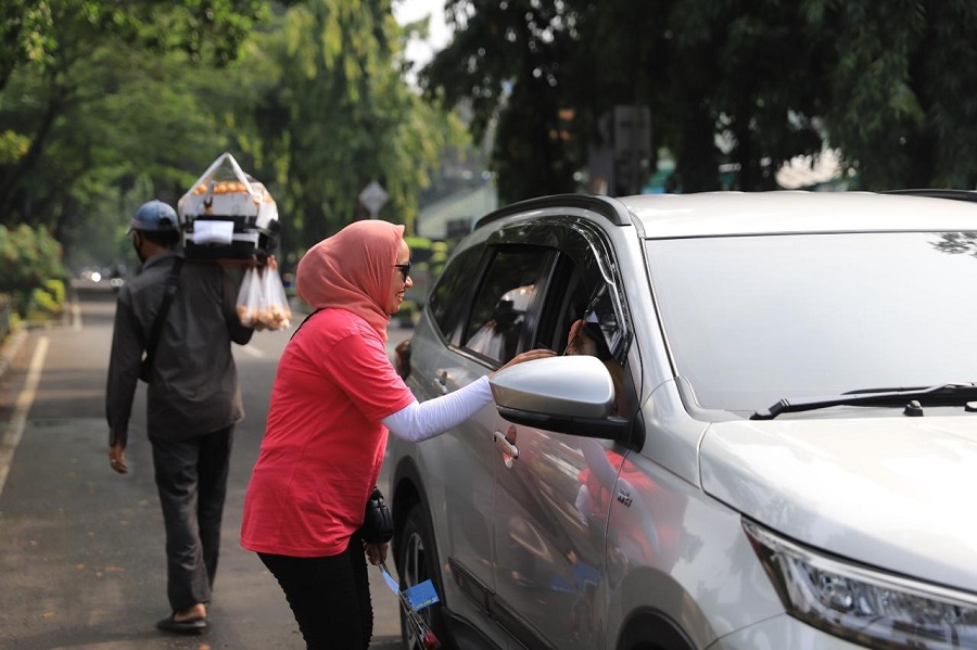 Dinas Ketenagakerjaan (Disnaker) Kota Tangerang bagi-bagi bunga mawar bersama serikat buruh dan serikat pekerja, Rabu (1/5/24). Pada moment ini, Disnaker menggelar sederet rangkaian. Mulai dari senam bersama Forkopimda di Taman Elektrik, Puspem Kota Tangerang yang diikuti Pj Wali Kota Tangerang Nurdin, Sekda Kota Tangerang Herman Suwarman, Kapolres Metro Tangerang Kota Kombes Pol Zain Dwi Nugroho dan para perwakilan serikat buruk dan serikat pekerja. Foto : Ist