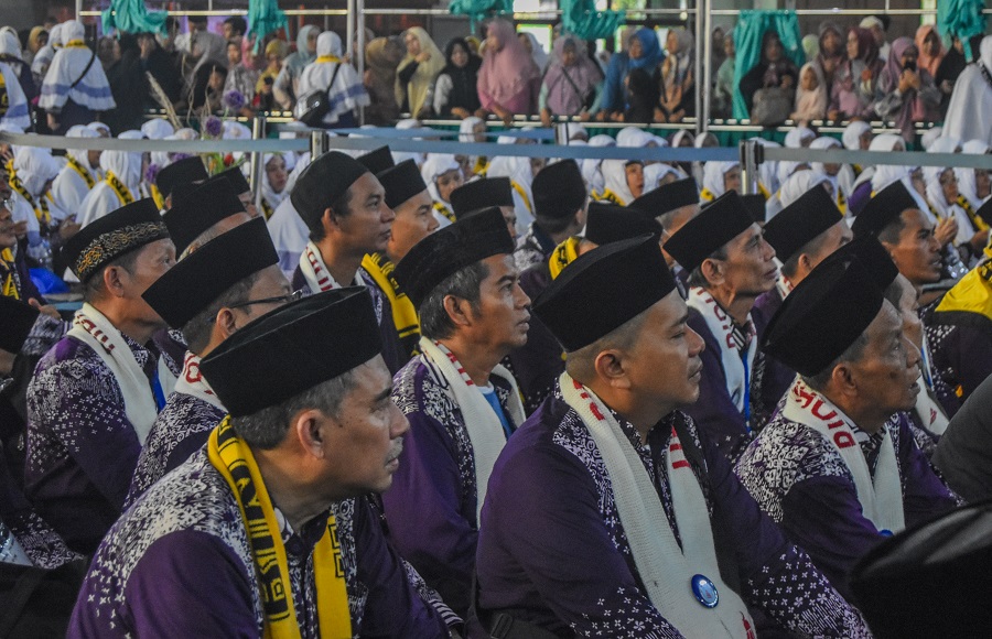 Jamaah Calon Haji Kota Tangerang, Provinsi Banten diberangkatkan di Masjid Raya Al A'zhom, Kota Tangerang, Banten, Sabtu (11/05/2024). Pemberangkatan Keloter satu sebanyak 430 Jamaah Calon Haji Provinsi Banten di berangkatkan ke Embarkasi Pondok Gede. Untuk tahun ini Kota Tangerang terdata 1.762 jamaah haji, dalam pemberangkatan Jamaah Calon Haji terbagi menjadi 5 keloter pemberangkatan ke Tanah Suci. Foto : Ilham Herda Fauzi/LENSABANTEN