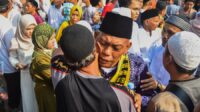 Jamaah Calon Haji Kota Tangerang, Provinsi Banten diberangkatkan di Masjid Raya Al A'zhom, Kota Tangerang, Banten, Sabtu (11/05/2024). Pemberangkatan Keloter satu sebanyak 430 Jamaah Calon Haji Provinsi Banten di berangkatkan ke Embarkasi Pondok Gede. Untuk tahun ini Kota Tangerang terdata 1.762 jamaah haji, dalam pemberangkatan Jamaah Calon Haji terbagi menjadi 5 keloter pemberangkatan ke Tanah Suci. Foto : Ilham Herda Fauzi/LENSABANTEN