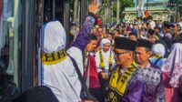 Jamaah Calon Haji Kota Tangerang, Provinsi Banten diberangkatkan di Masjid Raya Al A'zhom, Kota Tangerang, Banten, Sabtu (11/05/2024). Pemberangkatan Keloter satu sebanyak 430 Jamaah Calon Haji Provinsi Banten di berangkatkan ke Embarkasi Pondok Gede. Untuk tahun ini Kota Tangerang terdata 1.762 jamaah haji, dalam pemberangkatan Jamaah Calon Haji terbagi menjadi 5 keloter pemberangkatan ke Tanah Suci. Foto : Ilham Herda Fauzi/LENSABANTEN