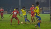 Pemain PersiKota Tangerang (kostum kuning biru) saat melawan tim Persibangga Purbalingga di Stadion Benteng Reborn, Kota Tangerang, Banten, Sabtu (11/05/2024) malam. Persikota Tangerang unggul 2 - 0 saat melawan Persibangga Purbalingga. Dalam pertandingan ini Lutfi El Hakim mencetak gol 2 kali di babak pertama dan babak ke dua. Foto : Ilham Herda Fauzi/LENSABANTEN