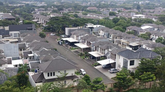 Salah satu kawasan perumahan yang ada di Cisauk, Kabupaten Tangerang, Banten terlihat dari ketinggian, Rabu, 15 Mei 2024. Asosiasi Real Estate Broker Indonesia (AREBI) Banten mencatat rata-rata kenaikan penjualan properti mulai dari 10 hingga 20 persen per tahunnya. Foto : Eky/LENSABANTEN