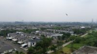 Salah satu kawasan perumahan yang ada di Cisauk, Kabupaten Tangerang, Banten terlihat dari ketinggian, Rabu, 15 Mei 2024. Asosiasi Real Estate Broker Indonesia (AREBI) Banten mencatat rata-rata kenaikan penjualan properti mulai dari 10 hingga 20 persen per tahunnya. Foto : Eky/LENSABANTEN