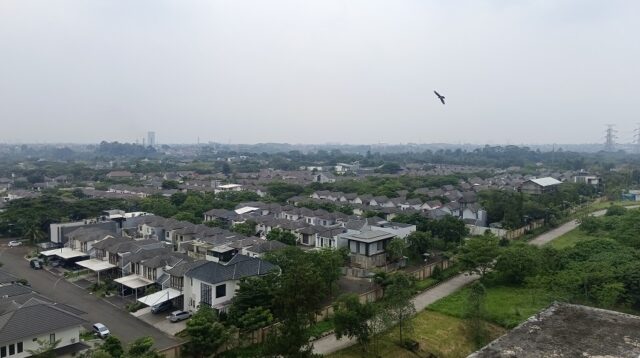 Salah satu kawasan perumahan yang ada di Cisauk, Kabupaten Tangerang, Banten terlihat dari ketinggian, Rabu, 15 Mei 2024. Asosiasi Real Estate Broker Indonesia (AREBI) Banten mencatat rata-rata kenaikan penjualan properti mulai dari 10 hingga 20 persen per tahunnya. Foto : Eky/LENSABANTEN